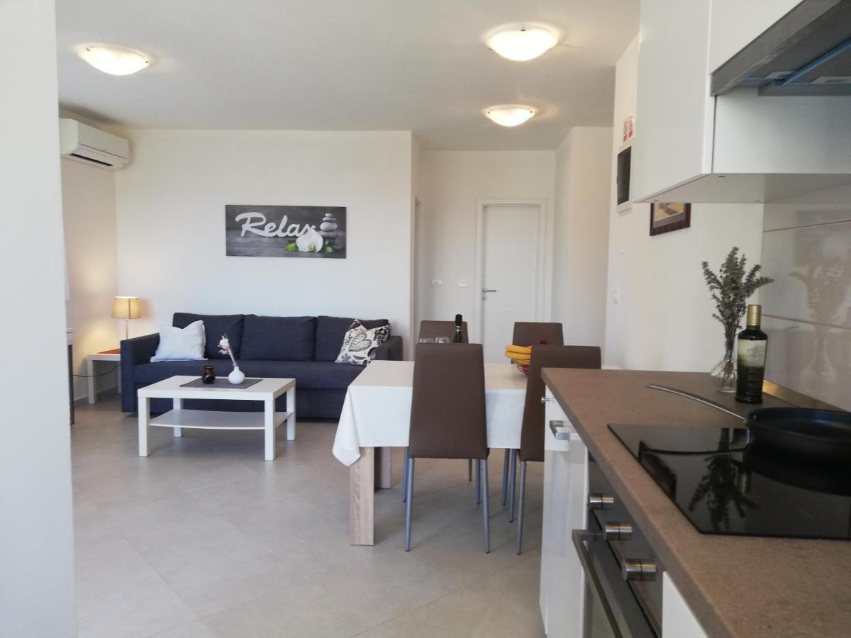 Apartments Oleander Lovrecica-Residence With Pool Luaran gambar