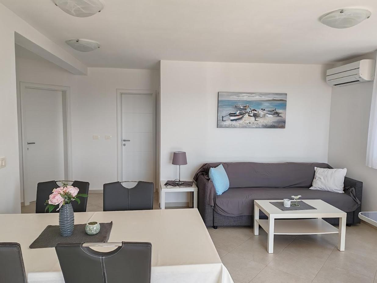 Apartments Oleander Lovrecica-Residence With Pool Luaran gambar